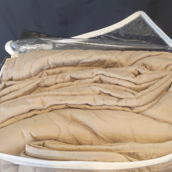 NWOT Three-piece bedroom set bedspread - Picture 2 of 3